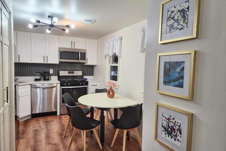 Chic Spacious Apt Near Attractions / Food/EWR/NYC
