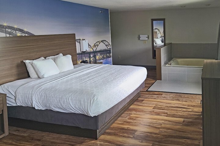 Clarion Pointe Bettendorf - Quad Cities