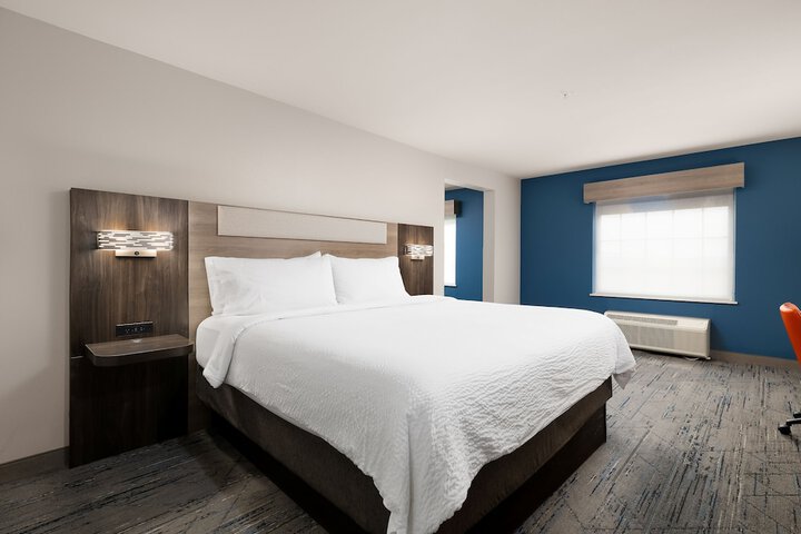 Holiday Inn Express Jourdanton - Pleasanton by IHG