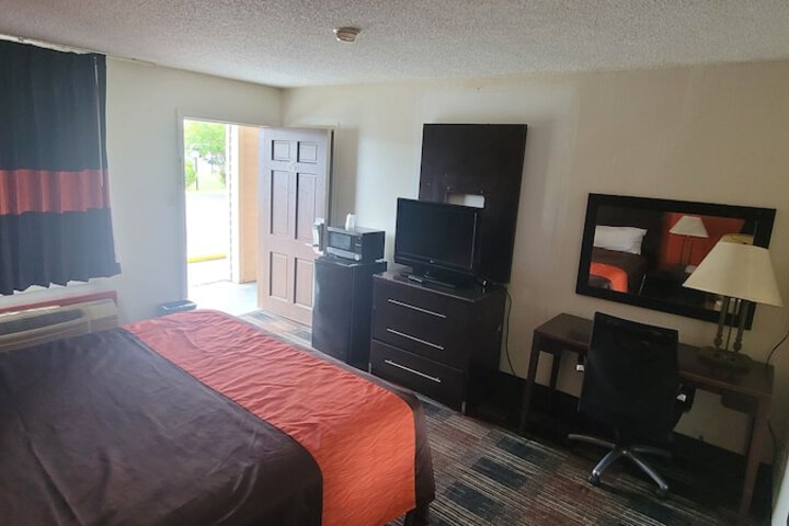 Room 8 of 18