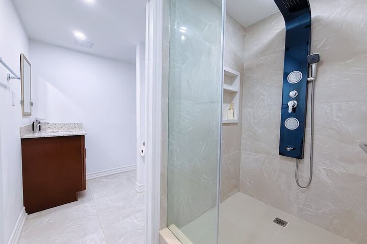 Cozy Rooms in Bright Walkout Suite - Newly Renovated 2026