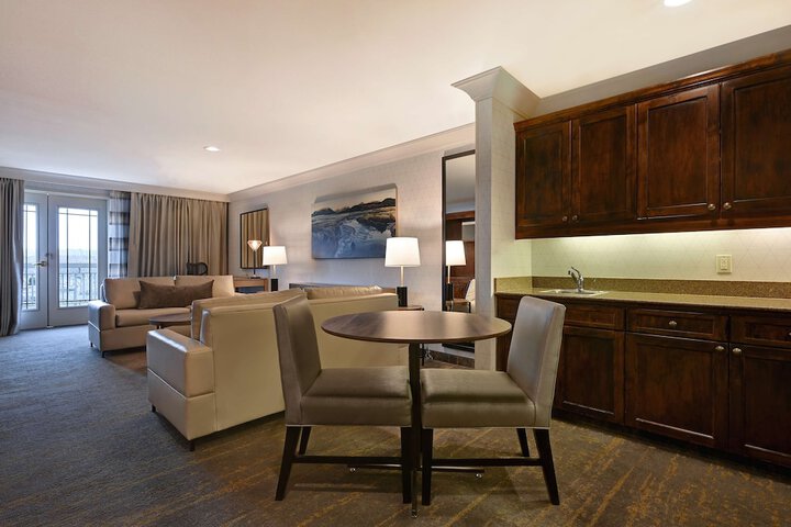 Lounge 78 of 90