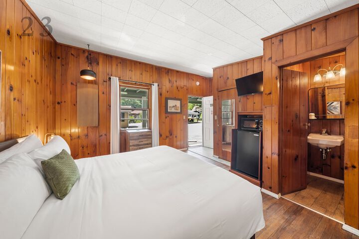 CedarWood Inn