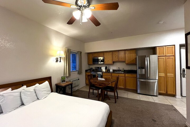 Canyon Plaza Premier Studios and Apts
