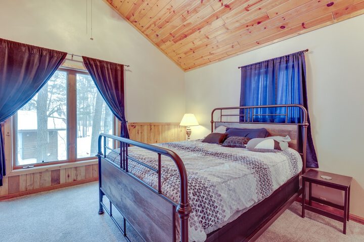 Lakefront Rhinelander Retreat w / Private Hot Tub!