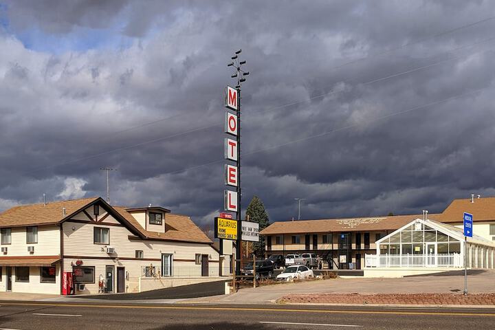 Aquarius Inn