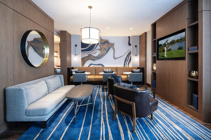 Lounge 54 of 61