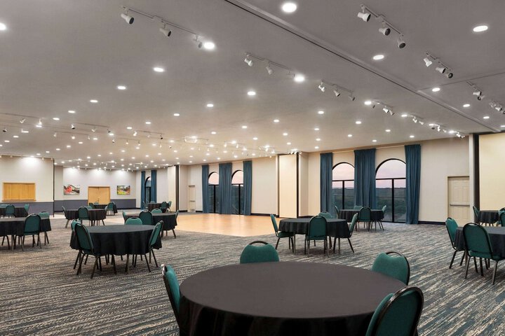 AmericInn by Wyndham Branson & Conference Center