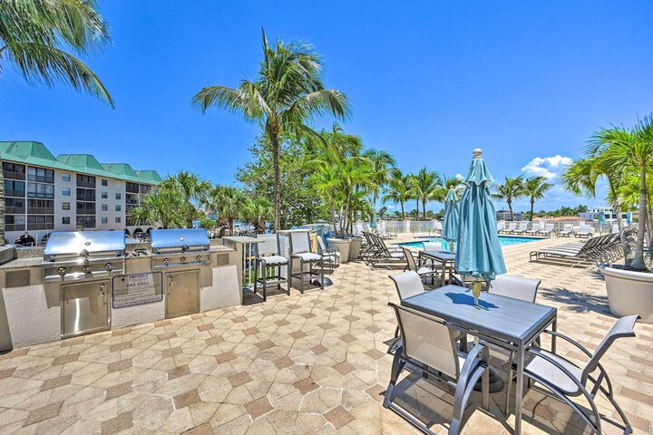 Naples Escape in Regatta w / Resort Amenities!
