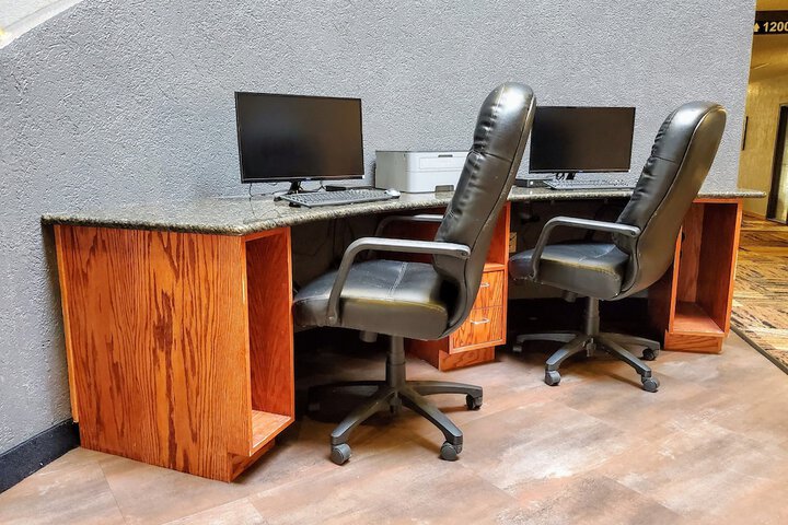Business Center 53 of 56
