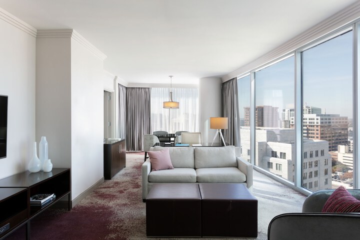 Room 32 of 60