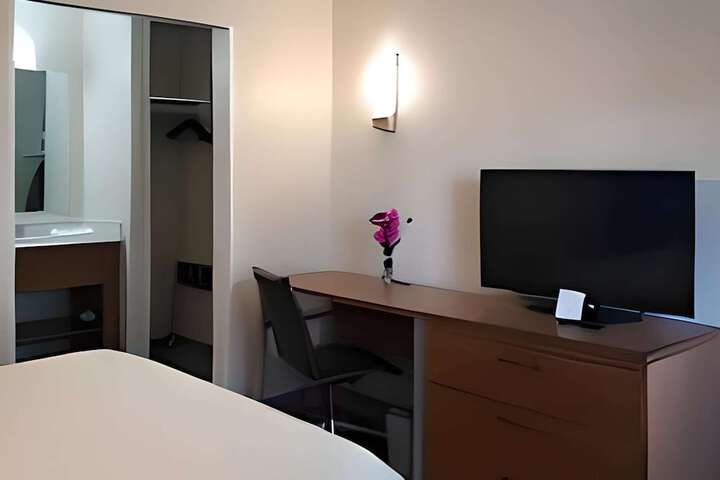 Room 5 of 15