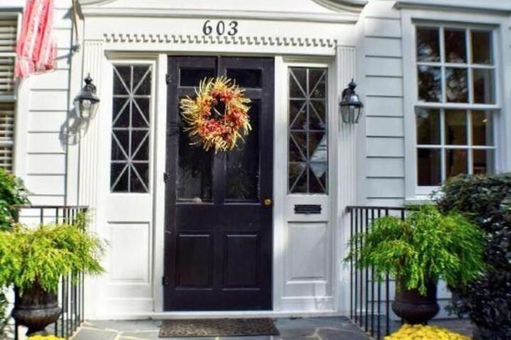 The Holly and Ivy Inn