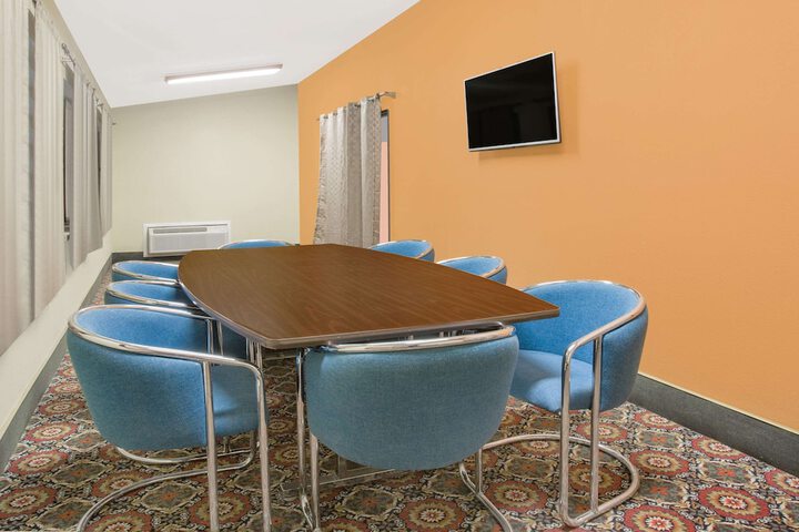 Days Inn & Suites by Wyndham Red Rock-Gallup