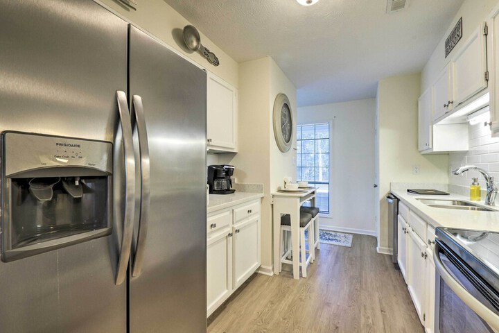 Modern Townhome w / Deck & Golf Course Views!