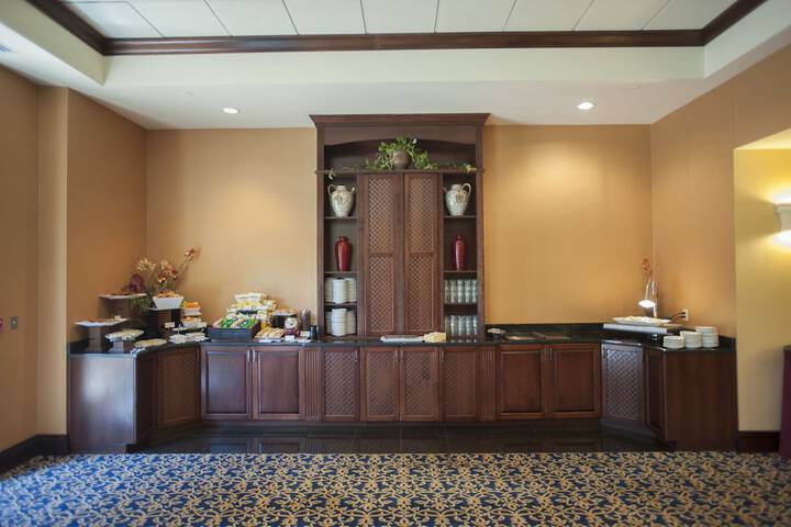 Hotel Roanoke & Conference Center Curio Collection by Hilton