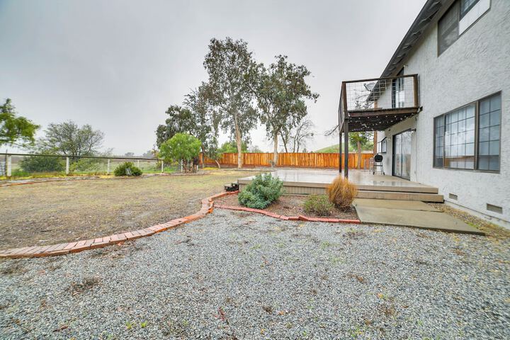 Pet-friendly Hollister Getaway w / Grill!