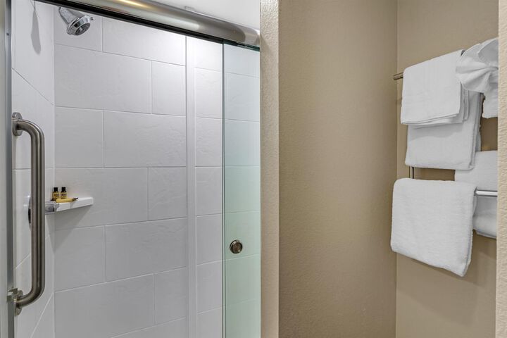 Best Western Plus Bay City Inn & Suites
