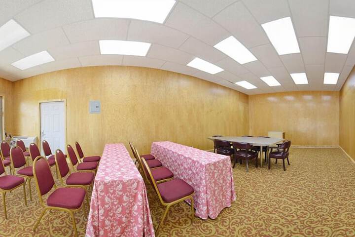 Econo Lodge Inn & Suites Madras