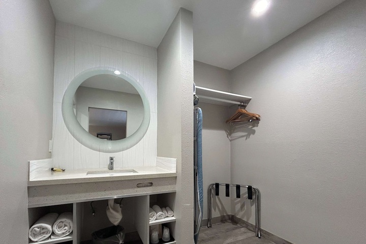 Room 9 of 10