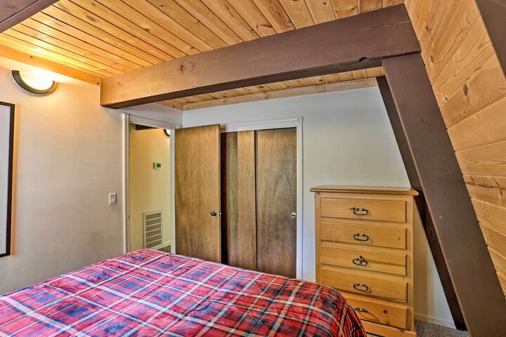 Chester Cabin w / Deck - Walk to Lake + Golfing!