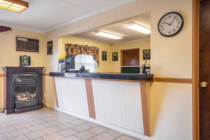 Econo Lodge Inn & Suites Windsor Locks Bradley Airport