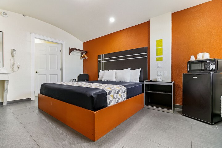Room 32 of 79