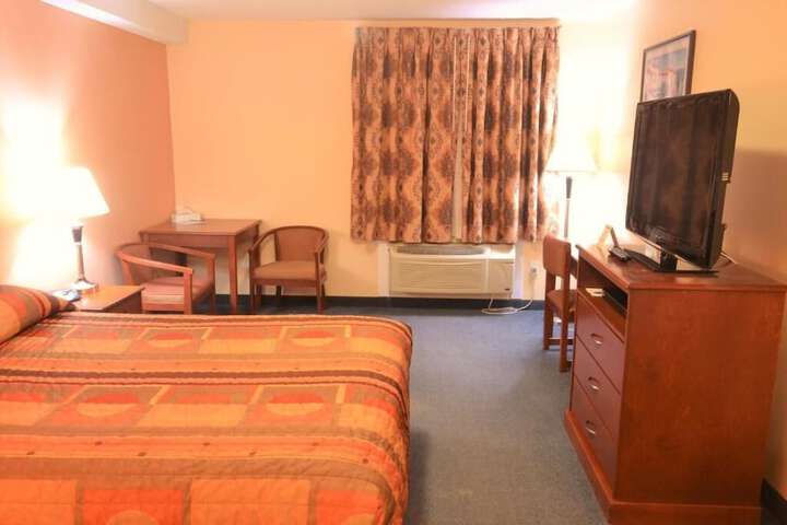 Aurora Park Inn & Suites