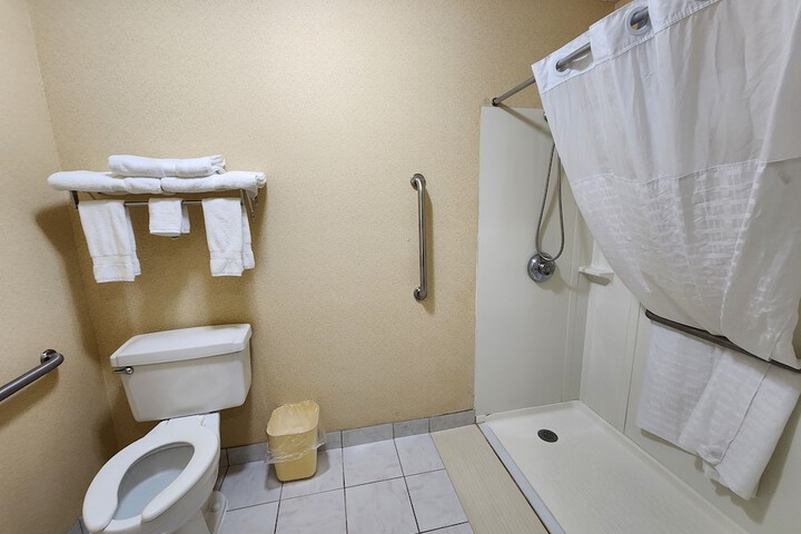Room 17 of 28