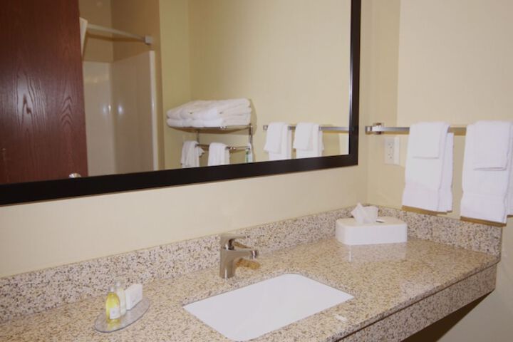 Cobblestone Hotel & Suites – Devils Lake