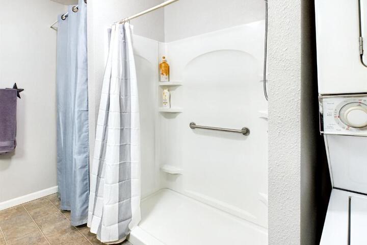 Beautiful Country Apartment AC, Pickleball, Billiards, Playground, Gardens