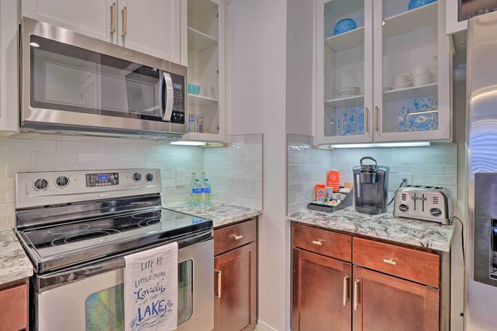 Lake LBJ Condo w / Balcony & Shared Boat Docks