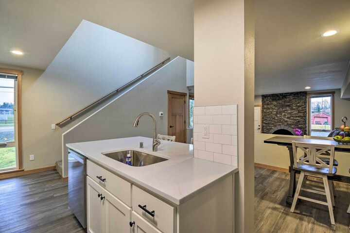 Luxurious Tacoma Retreat w / Quartz Countertops!