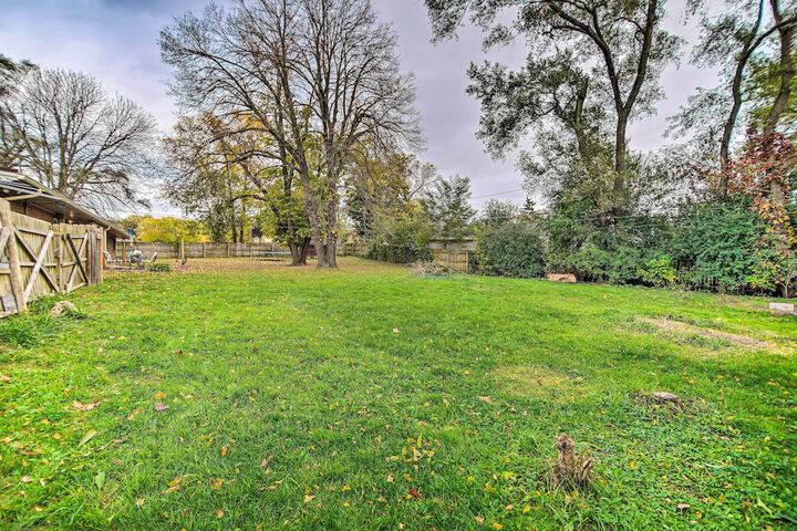 Fenced Yard: Fox River Grove Home Dogs Welcome