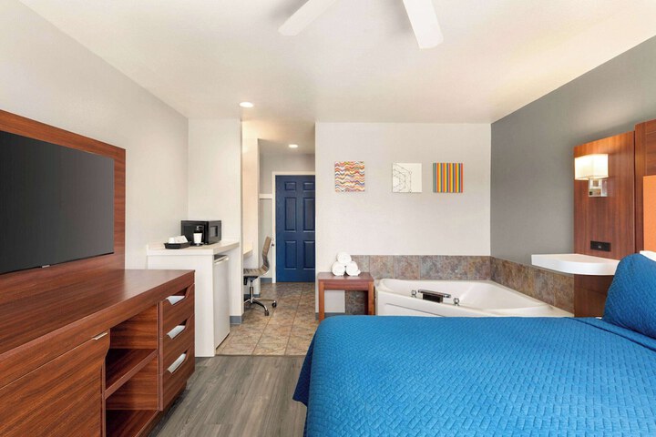 Travelodge by Wyndham Depoe Bay