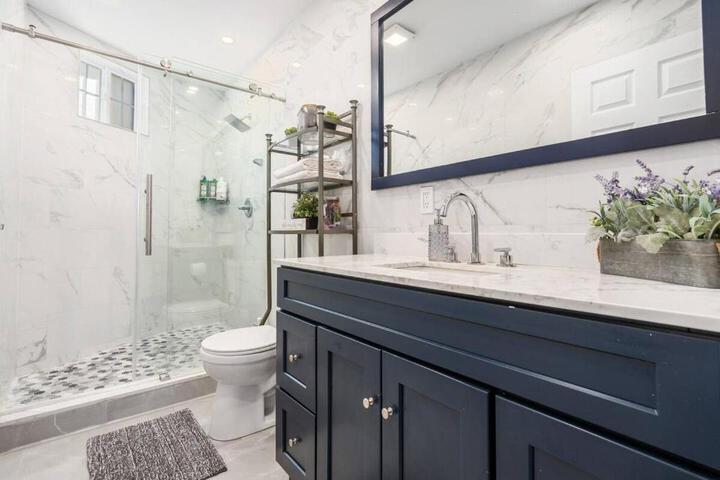 Modern 3 Bed Apt Parking W D