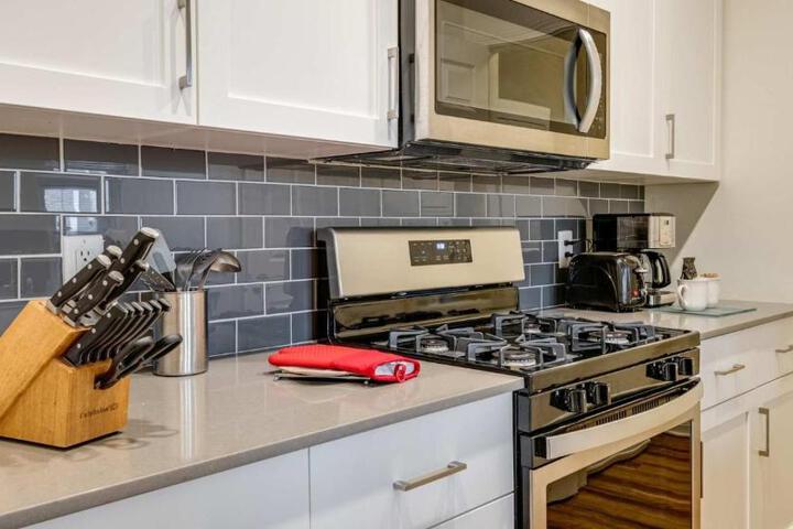 Gorgeous Apt with Kitchen