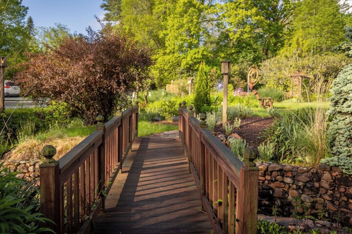 Hotel Exterior 60 of 64