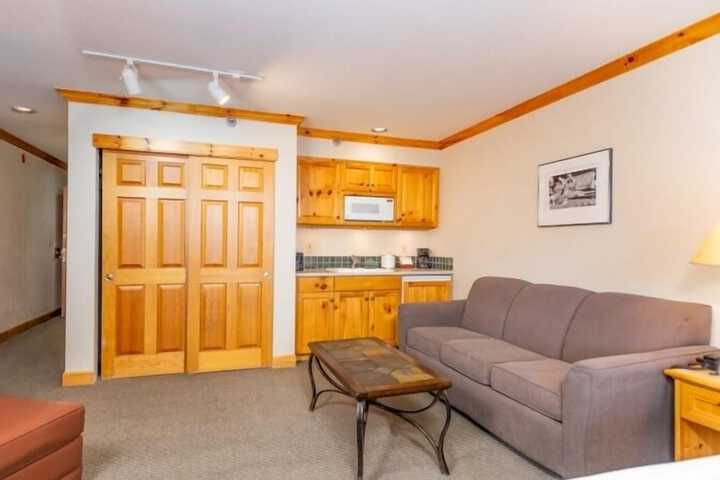 Selkirk Lodge