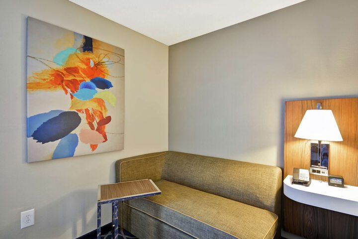 Room 10 of 32