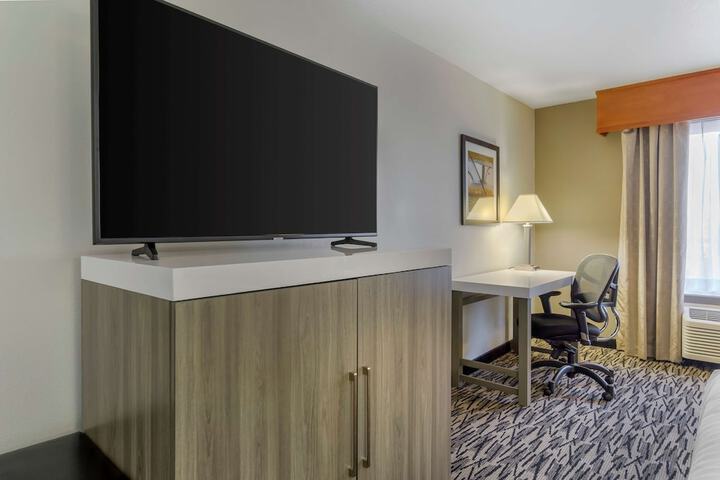 Room 33 of 64