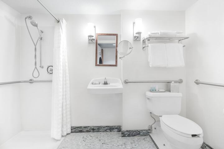 Room 9 of 28
