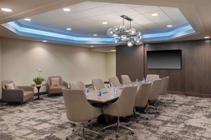 Hilton Indianapolis Hotel & Suites