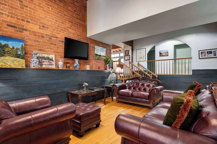 Lounge 94 of 113
