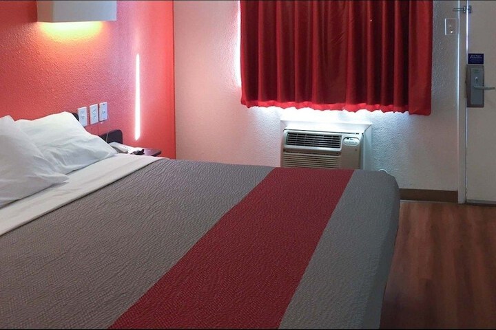 Room 26 of 38