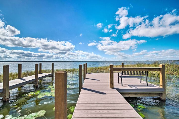 Waterfront Lake Dora Escape w / Private Dock & Slip
