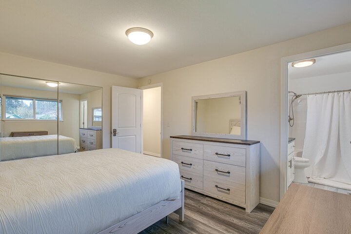 Modern Puyallup Townhome w / Backyard & Fireplace