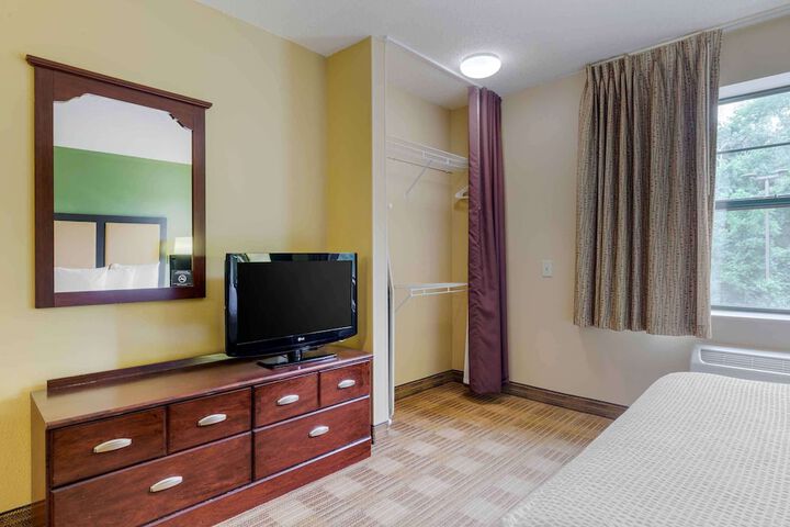 Room 25 of 28