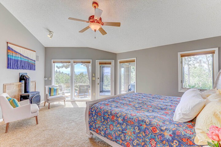 Mountain Views + Hot Tub: Airy Forest Escape!