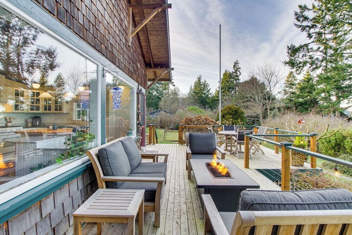 Puget Sound Cottage w / Private Community Beach!